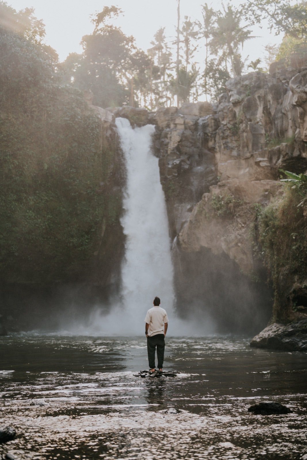 Massimo Ferro davanti a una cascata